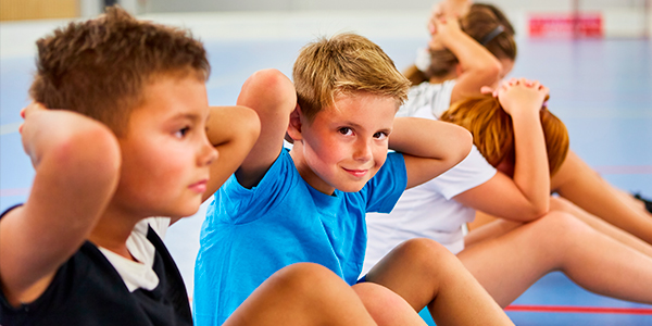 meninos fazendo atividade física 