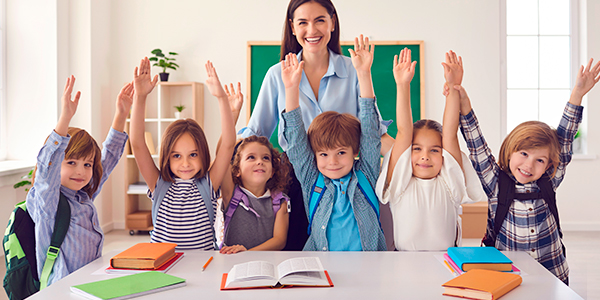 crianças com as mãos para o alto 