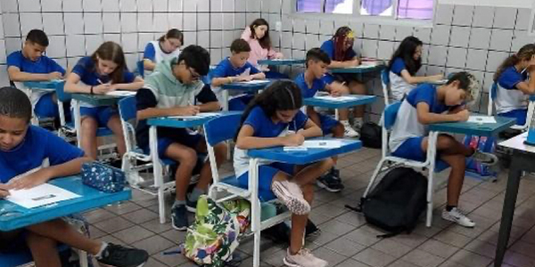 Alunos em sala fazendo prova 