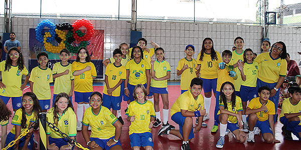 Alunos vestidos com uniforme do Brasil nas olimpíadas do colégio