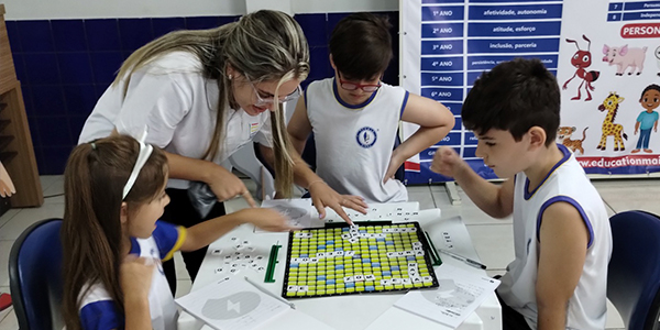 alunos jogando tabuleiro na escola 